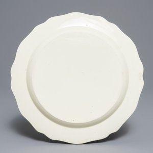 A Dutch-decorated English creamware armorial plate, 18th C. — 照片 2