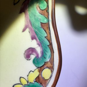 A Dutch-decorated English creamware armorial plate, 18th C. — 照片 4