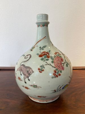 A Dutch-decorated Japanese Arita bottle with Kakiemon-style decoration, Edo, 17/18th C. — 照片 3
