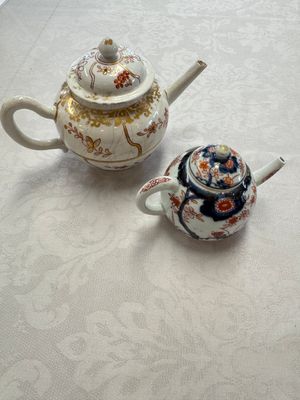 A Dutch-decorated Japanese teapot and an Imari teapot, Edo, 18th C. — photo 1