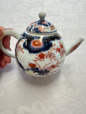 A Dutch-decorated Japanese teapot and an Imari teapot, Edo, 18th C. — photo 2