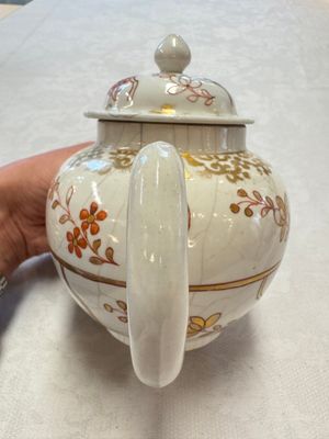 A Dutch-decorated Japanese teapot and an Imari teapot, Edo, 18th C. — photo 23
