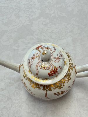 A Dutch-decorated Japanese teapot and an Imari teapot, Edo, 18th C. — photo 24