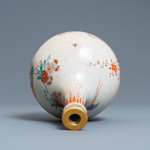 A Dutch-decorated Kakiemon-style Japanese Arita apothecary flask, Edo, 17/18th C. — photo 5