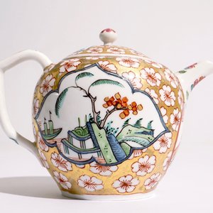 A Dutch-decorated Meissen teapot and cover, ca. 1720 — 照片 4