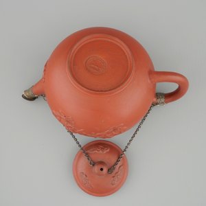 A Dutch Delft Ary de Milde red earthenware teapot and cover, late 17th C. — 照片 7