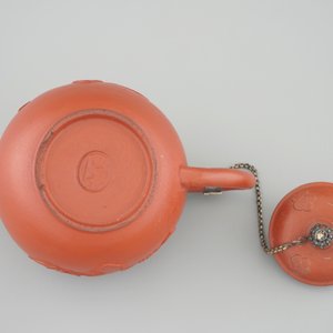 A Dutch Delft Ary de Milde red earthenware teapot and cover, late 17th C. — 照片 6