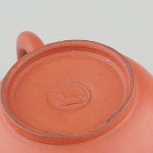 A Dutch Delft Ary de Milde red earthenware teapot and cover, late 17th C. — 照片 8