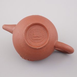 A Dutch Delft Ary De Milde red stoneware miniature teapot, 18th C. — 照片 2