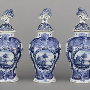 A Dutch Delft blue and white 3-piece garniture with bird finials, 18th C. — 照片 1