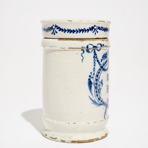 A Dutch Delft blue and white albarello or drug jar with cover, 18th C. — 照片 4