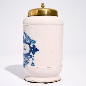 A Dutch Delft blue and white albarello-shaped pharmacy drug jar, 18th C. — 照片 4