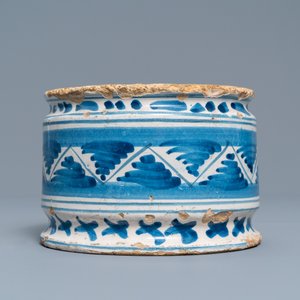 A Dutch Delft blue and white albarello with geometrical design, 2nd quarter 17th C. — photo 2