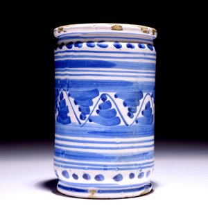A Dutch Delft blue and white albarello with ornamental design, 17th C. — photo 4