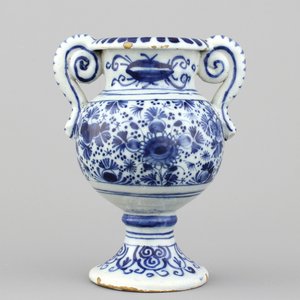 A Dutch Delft blue and white altar vase, early 18th C. — photo 1