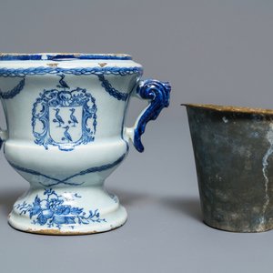 A Dutch Delft blue and white armorial 'campana' vase on stand, 18th C. — 照片 4