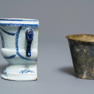 A Dutch Delft blue and white armorial 'campana' vase on stand, 18th C. — 照片 5