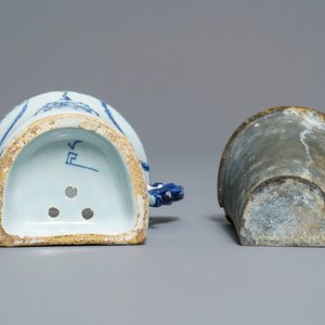 A Dutch Delft blue and white armorial 'campana' vase on stand, 18th C. — 照片 9