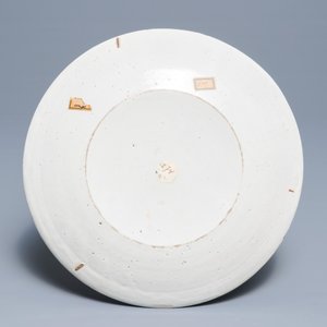 A Dutch Delft blue and white armorial dish, 17/18th C. — 照片 2