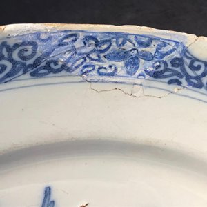 A Dutch Delft blue and white armorial dish dated 1683 and a blue and white landscape plate, 17th C. — 照片 3