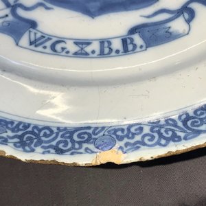 A Dutch Delft blue and white armorial dish dated 1683 and a blue and white landscape plate, 17th C. — 照片 5