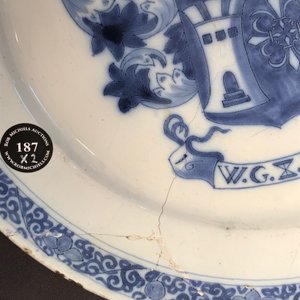 A Dutch Delft blue and white armorial dish dated 1683 and a blue and white landscape plate, 17th C. — 照片 7