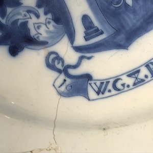 A Dutch Delft blue and white armorial dish dated 1683 and a blue and white landscape plate, 17th C. — 照片 9