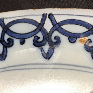 A Dutch Delft blue and white armorial plate, 17th C. — photo 4