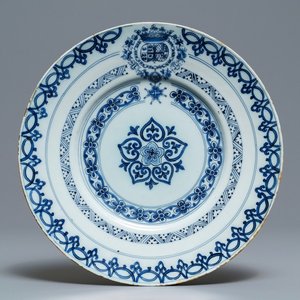 A Dutch Delft blue and white armorial plate, 2nd half 17th C. — 照片 1
