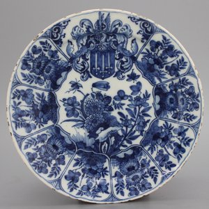 A Dutch Delft blue and white armorial plate, late 17th C. — 照片 1