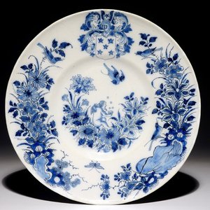 A Dutch Delft blue and white armorial plate with a putto, 17th C. — 照片 1