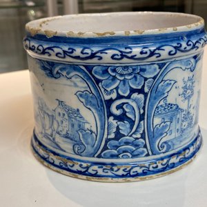 A Dutch Delft blue and white box and cover with fine landscapes, 1st half 18th C. — 照片 11