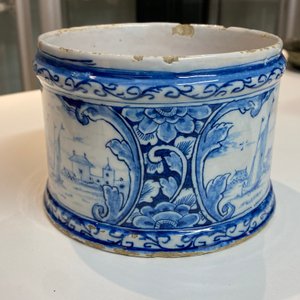 A Dutch Delft blue and white box and cover with fine landscapes, 1st half 18th C. — 照片 15