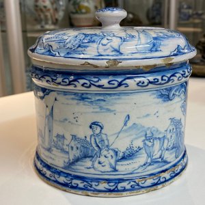 A Dutch Delft blue and white box and cover with fine landscapes, 1st half 18th C. — 照片 8