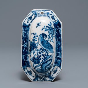 A Dutch Delft blue and white brush back, 18th C. — 照片 1