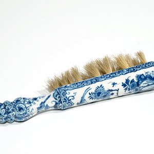 A Dutch Delft blue and white brush with handle, 1st half 18th C. — 照片 1