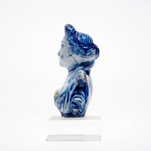 A Dutch Delft blue and white bust of a female, 18th C. — photo 3