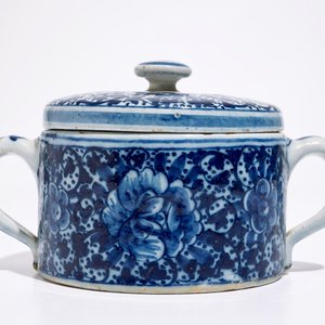 A Dutch Delft blue and white butter tub and cover and a small fluted plate, 18th C. — 照片 4