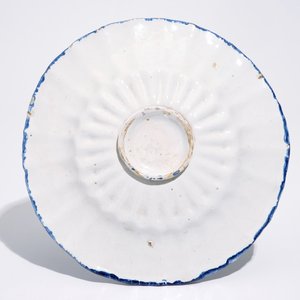 A Dutch Delft blue and white butter tub and cover and a small fluted plate, 18th C. — photo 3