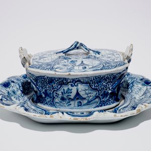 A Dutch Delft blue and white butter tub on stand, 18th C. — 照片 4
