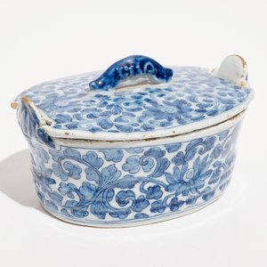 A Dutch Delft blue and white butter tub with chinoiserie design of peony scrolls, 18th C. — 照片 5