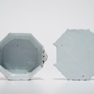 A Dutch Delft blue and white butter tub with polychrome finial, 18th C. — 照片 6