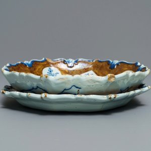 A Dutch Delft blue and white 'capucin brown ground' strainer on stand, 18th C. — 照片 4