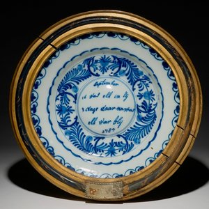A Dutch Delft blue and white cardinal's dish in frame, dated 1787 — 照片 1