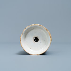 A Dutch Delft blue and white caster, 18th C. — 照片 7