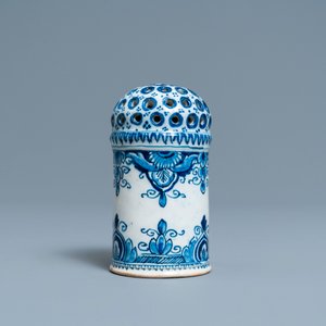 A Dutch Delft blue and white caster, 18th C. — 照片 2