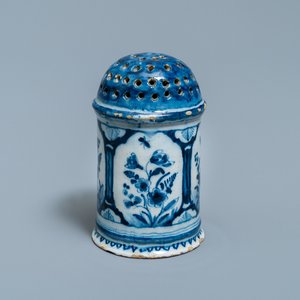 A Dutch Delft blue and white caster, 18th C. — 照片 1