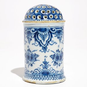 A Dutch Delft blue and white caster, early 18th C. — 照片 2