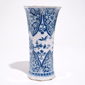 A Dutch Delft blue and white chinoiserie beaker vase, late 17th C. — 照片 1