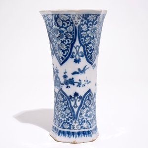 A Dutch Delft blue and white chinoiserie beaker vase, late 17th C. — 照片 3